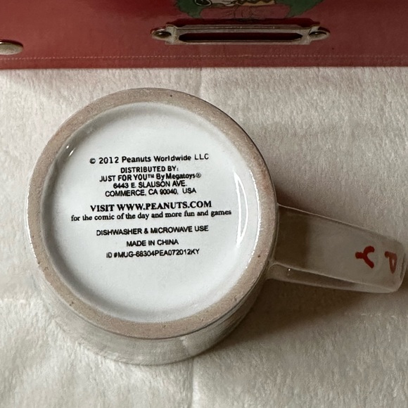 2012 Peanuts Collectible Holiday Snoopy Christmas Gift Box Set w/Mug & Ornament - Picture 11 of 15